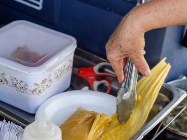 NYT: Algunos vendedores que ofrecen comida desde sus autos en Hialeah, Florida, carecen de licencia y enfrentan multas.