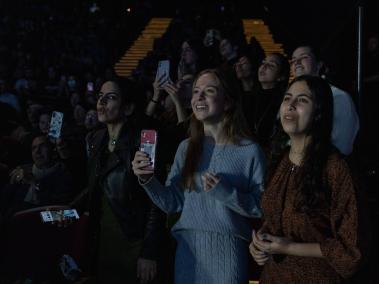 NYT: La música de Ishay Ribo atrae a una multitud diversa de israelíes laicos y religiosos. Fans en un concierto en Jerusalén.