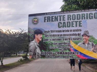 Personas instalaron vallas alusivas al frente ‘Rodrigo Cadete’ de las disidencias de las Farc en Cartagena del Chairá, Caquetá.