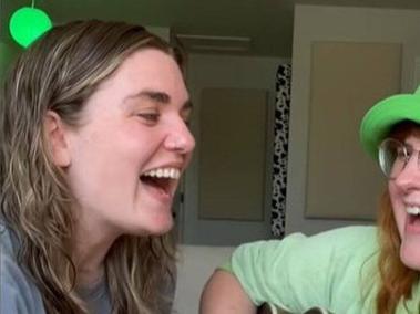 El video de "If I were a fish" de Corinne Savage y Olivia Barton ha sido un gran éxito en redes sociales.