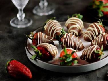 Las fresas con chocolate son un postre fácil con el que puede sorprender a esa persona especial.