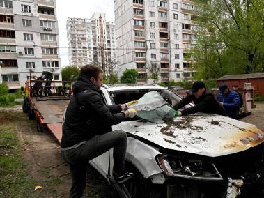 Automóvil destruido por los restos de un dron ruso derribado en Kiev.