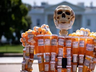BBC Mundo: Esqueleto con frascos de pastillas