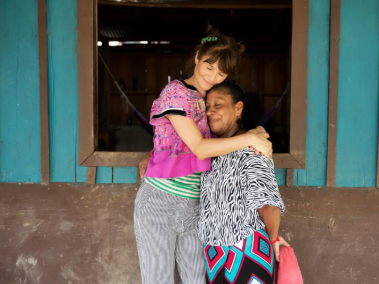 Helena Christensen abraza a la coordinadora de Unión Wounaan, Luzmila Ismare, durante su visita a Colombia.
