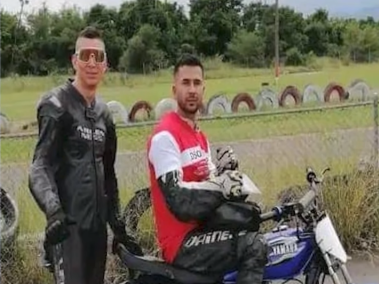 Carlos Arturo Giraldo Bernal y Robinson Peláez Maya en un día de motociclismo