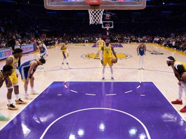 El alero de Los Ángeles Lakers, LeBron James, se prepara para lanzar un tiro libre durante la segunda mitad del sexto juego.