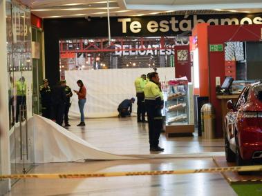 En la tarde del domingo se presentó un caso de feminicidio, en el centro comercial Unicentro, al norte de Bogotá.