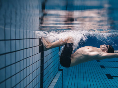 Como la mayoría de deportes, la natación requiere de una equipación específica para practicarlo correctamente.