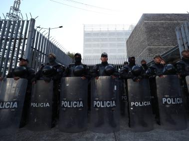 Policías vigilan los alrededores del Palacio de Carondelet, hoy, en Quito (Ecuador).