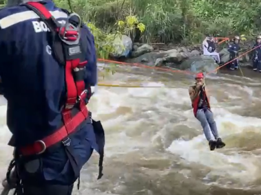 Al estilo tarabita, con cuerdas, Bomberos rescatan a bañistas en el río Pance