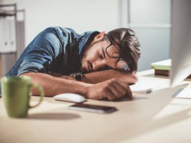 Expertos dicen que dormir poco disminuye la atención, la concentración y la memoria. Además, empeora la productivdad en el trabajo y el rendimiento académico.