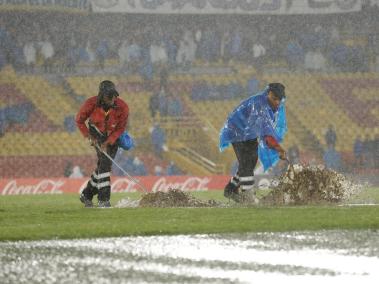 El partido de Millonarios y Peñarol tuvo que ser suspendido por las fuertes lluvias.