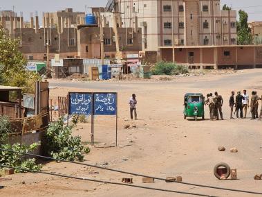NYT: Soldados sudaneses custodian un puesto de control en Jartum a principios de este mes. En abril estalló la guerra civil.
