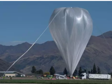 Un globo de superpresión parcialmente inflado mientras se prepara para su lanzamiento desde Wanaka, Nueva Zelanda, el 16 de abril, con la carga útil SuperBIT.
