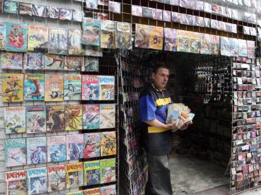 En el Centro de la Bogotá, Juan Páez tiene una librería donde exhibe y alquila miles de libros de vaqueros y superhéroes.