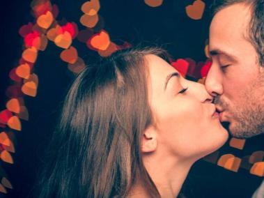 Los antropólogos evolutivos creen que el beso en los labios evolucionó para evaluar la idoneidad de una pareja potencial, a través de señales químicas comunicadas por la saliva o el aliento.