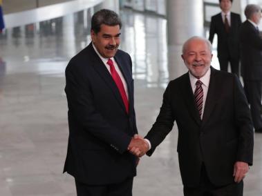 El presidente de Brasil, Luiz Inácio Lula da Silva, estrecha la mano de su homólogo venezolano, Nicolás Maduro.