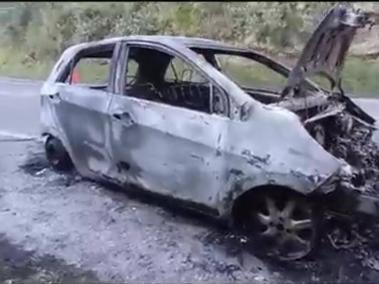 Carro quemado en la vía entre Popayán y Cali.
