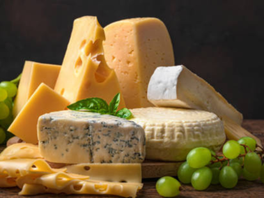 Expertos aseguran que el consumo de una porción de queso al día resulta favorable para la salud.