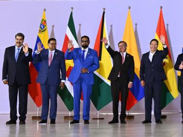 De izquierda a derecha, los presidentes de Venezuela, Surinam, Guyana, Colombia, Bolivia y Brasil, tras la reunión de mandatarios en el Palacio de Itamaraty, en Brasilia