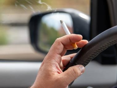Uno de los olores más molestos en el carro es el del cigarrillo.