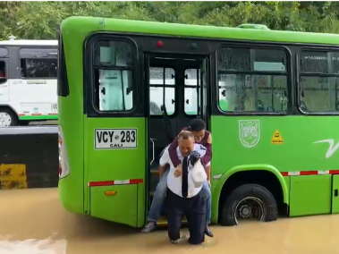 Conductor del MIO saca a pasajeros de inundación en Cali
