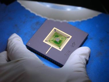 NYT: Un chip ya empacado en Promex Industries. Estados Unidos espera revitalizar su producción nacional de chips.
