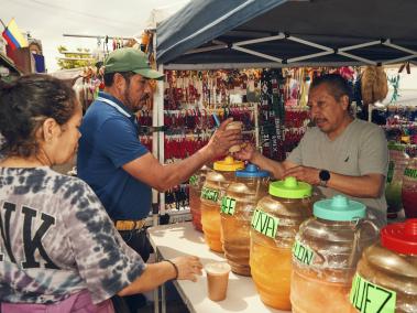 NYT: Froilán García ha ganado hasta 500 dólares en un día vendiendo aguas frescas de melón, coco y mango.