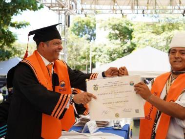 El rector de la Unimagdalena Pablo Vera le entrega el título profesional a Wilmer Izquierdo.