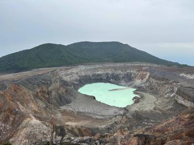 Vista del cráter del volcán Poás, en Costa Rica.