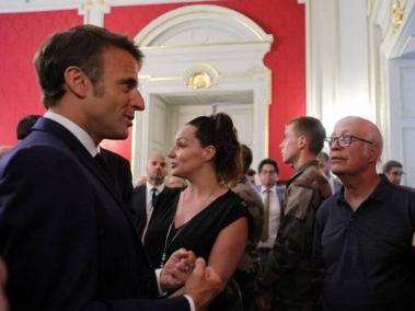 El presidente Emmanuel Macron saluda a Henri, el joven que hizo frente al atacante.