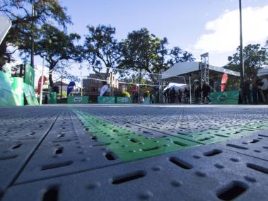 Siete toneladas de cajitas recicladas de MILO® integran el piso de la cancha sintética de voleibol de Los Alcázares.