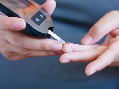 La forma más común de verificar su nivel de glucosa en sangre en el hogar es con un medidor.