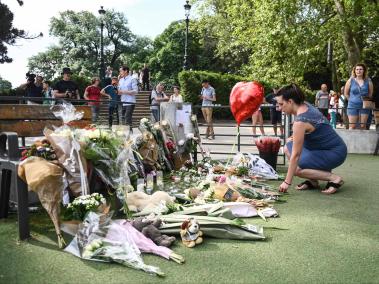 Cientos de personas acudieron a la zona del ataque para dejar ofrendas florales en honor a los heridos.