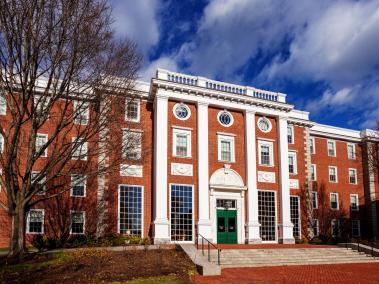 Fundada en 1636 como Harvard College y nombrada así por su primer benefactor, el clérigo puritano John Harvard, es la institución de educación superior más antigua de los Estados Unidos.