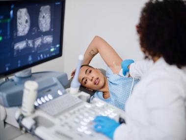 El cáncer de mama puede diseminarse fuera de la mama a través de los vasos sanguíneos y los vasos linfáticos.
