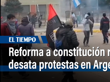 Policías y manifestantes se enfrentaron violentamente el martes en la norteña provincia argentina de Jujuy durante una manifestación contra la jura de una reforma a la constitución local que penaliza algunas formas de protesta.