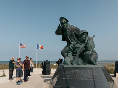 NYT: Monumento a la Segunda Guerra Mundial en Ste.-Marie-du-Mont, Francia. El sitio es amenazado por la erosión costera.