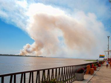 Imágenes desde el Malecón en Barranquilla del incendio forestal en la Isla de Salamanca.