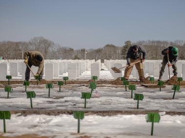NYT: La pandemia tuvo efectos devastadores, con millones de muertes a nivel mundial. Un cementerio en Nueva York.