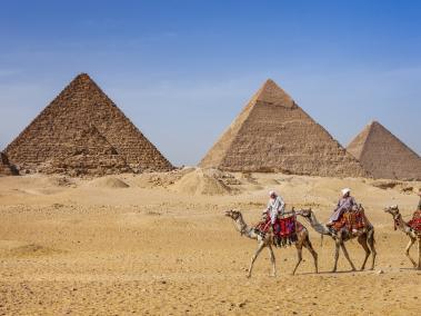 La Gran Pirámide de Giza es la pirámide egipcia más grande y sirvió como tumba del faraón Khufu.