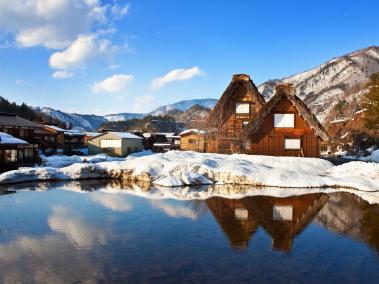 Suganuma es un hermoso pueblo situado a orillas del río Sho y rodeado de majestuosas montañas.