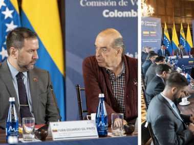 Ministros de Relaciones Exteriores de Venezuela, Yvan Gil, y de Colombia, Álvaro Leyva Durán.