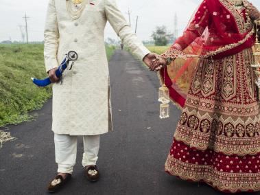 NYT: Muchos indios que trabajan en el extranjero abandonan a sus esposas.