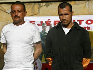 Gerardo Antonio Aguilar Ramírez, 'César' (izquierda) y Alexánder Suárez, 'Gafas' exintegrantes de las Farc tras su captura en la Operación Jaque en 2008.