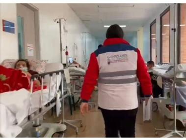 Pacientes en los pasillos en común en las salas de urgencias de Bogotá.