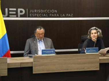 El presidente de la JEP, magistrado Roberto Vidal, y la magistrada Julieta Lemaitre anunciaron la imputación.
