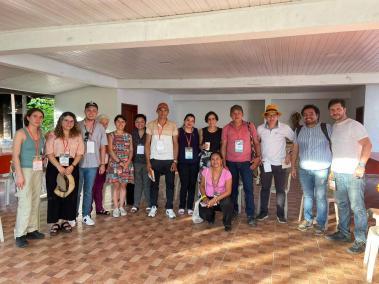 Líderes y lideresas de organizaciones sociales de la Amazonía con la ministra de Ambiente, Susana Muhamad.