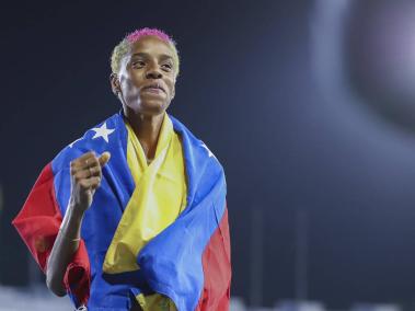 Yulimar Rojas de Venezuela celebra al ganar la final de salto triple femenino