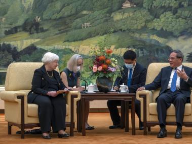 El primer ministro chino, Li Qiang (der.), y la secretaria del Tesoro estadounidense, Janet Yellen (izq.).